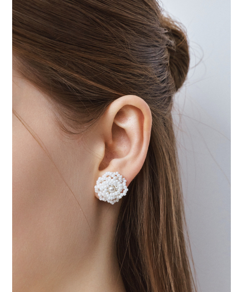 HEI（ヘイ）の「pearl bead flower earrings（ピアス（両耳用）・レディース・ホワイト・FREE）」の2枚目の写真