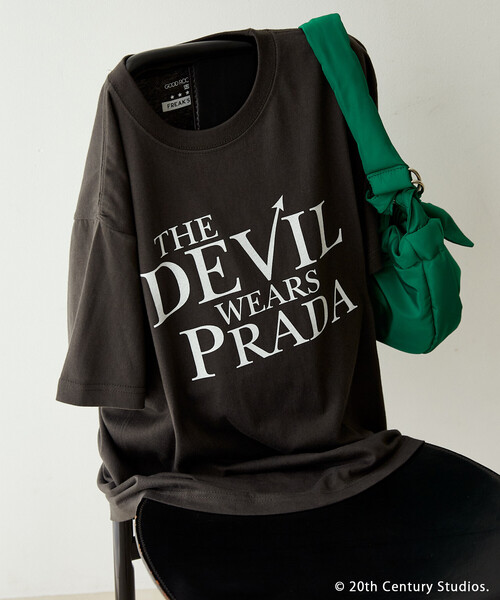 FREAK'S STORE(フリークスストア)の「GOOD ROCK SPEED/グッドロックスピード 【The Devil Wears Prada】ロゴ Tシャツ/『プラダを着た悪魔』(Tシャツ/カットソー・レディース・オフホワイト/チャコール・フリ-)」の1枚目の写真