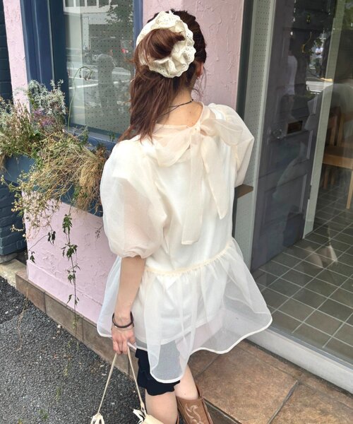 w closet(ダブルクローゼット)の「バックリボンオーガンジーブラウス(シャツ/ブラウス・レディース・オフホワイト/ブラック/ブルー・FREE)」の2枚目の写真
