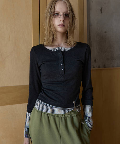RENSE(レンセ)の「Layered Button Tee Charcoal(Tシャツ/カットソー・レディース・その他・OS)」の2枚目の写真
