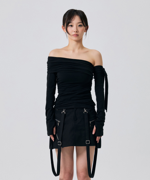 ARI（アリ）の「RIEN ワンショルダーシャーリングトップ / ブラック（Tシャツ/カットソー・レディース・ブラック・FREE）」の3枚目の写真