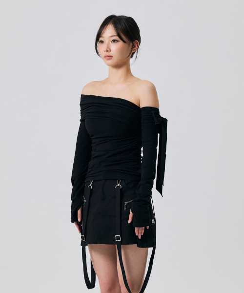 ARI（アリ）の「RIEN ワンショルダーシャーリングトップ / ブラック（Tシャツ/カットソー・レディース・ブラック・FREE）」の4枚目の写真