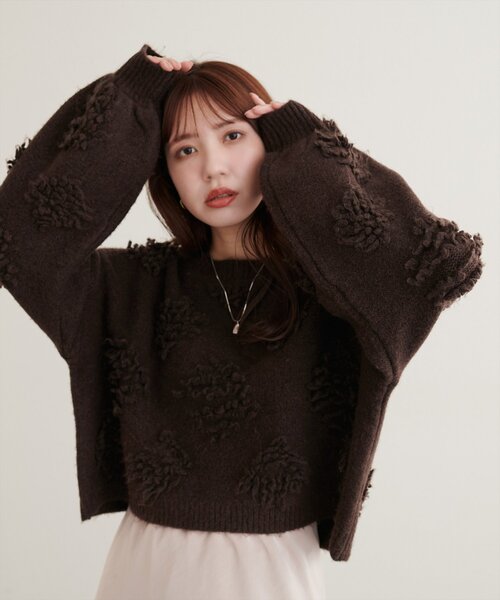 natural couture(ナチュラルクチュール)の「もしゃもしゃフラワーライクショートニット(ニット/セーター・レディース・チャコールグレー/ブラウン/オフホワイト/オレンジ/ブルー/ピンク/モカ・FREE)」の3枚目の写真