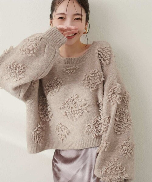 natural couture(ナチュラルクチュール)の「もしゃもしゃフラワーライクショートニット(ニット/セーター・レディース・チャコールグレー/ブラウン/オフホワイト/オレンジ/ブルー/ピンク/モカ・FREE)」の4枚目の写真