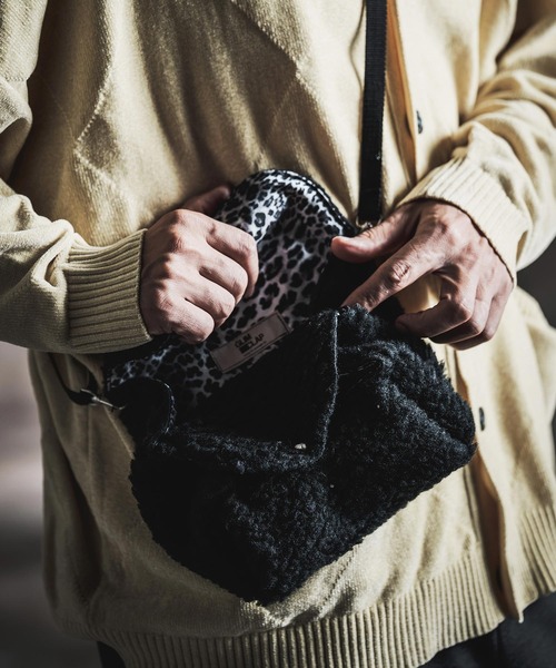 GLIMCLAP(グリムクラップ)の「mko13931-Shearling 2-Way Flap Bag ミニフラップバッグ(212-031-gla-cg)(ショルダーバッグ・メンズ・ベージュ/ブラック・FREE)」の1枚目の写真