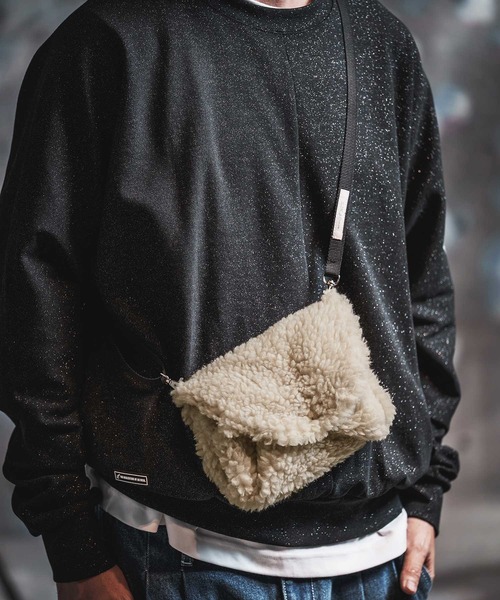 GLIMCLAP(グリムクラップ)の「mko13931-Shearling 2-Way Flap Bag ミニフラップバッグ(212-031-gla-cg)(ショルダーバッグ・メンズ・ベージュ/ブラック・FREE)」の3枚目の写真