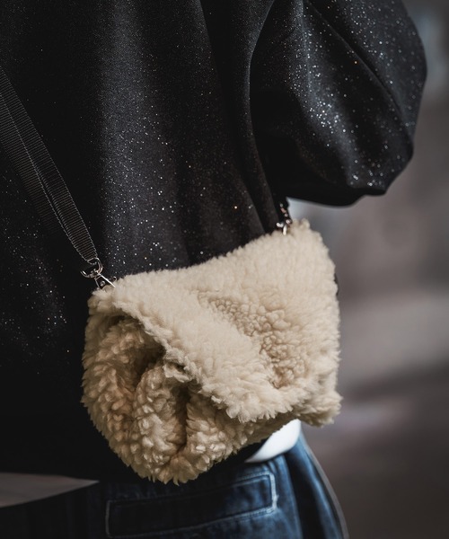 GLIMCLAP(グリムクラップ)の「mko13931-Shearling 2-Way Flap Bag ミニフラップバッグ(212-031-gla-cg)(ショルダーバッグ・メンズ・ベージュ/ブラック・FREE)」の4枚目の写真