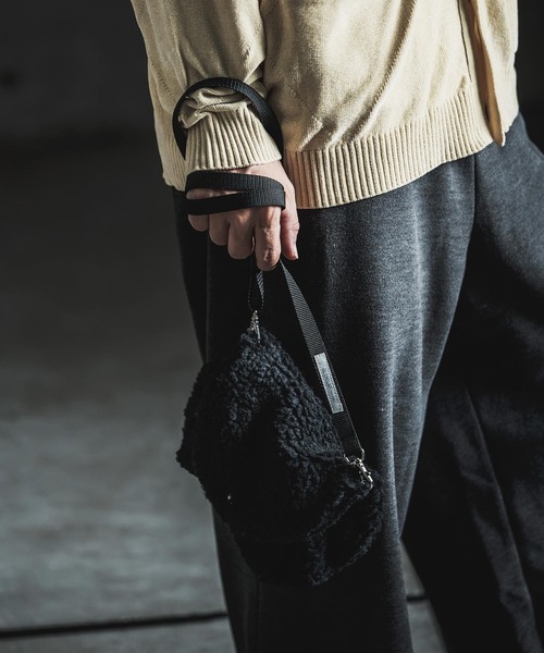 GLIMCLAP(グリムクラップ)の「mko13931-Shearling 2-Way Flap Bag ミニフラップバッグ(212-031-gla-cg)(ショルダーバッグ・メンズ・ベージュ/ブラック・FREE)」の10枚目の写真