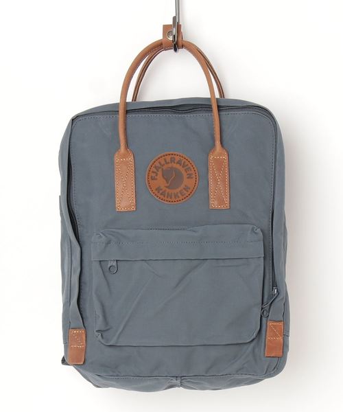 FJALL RAVEN （フェールラーベン）の「Kanken No. 2 (FJALLRAVEN/フェールラーベン)（バックパック/リュック・メンズ・ウッド/サンドグレー/グリーン/エンジ/ネイビー/サックスブルー/ブラック/ダークオリーブ/モカ/プラム/ライトインディゴブルー/オレンジ系その他/パープル/ブルー/ブラウン系その他/ダークカーキ/ダークグレー/ブルーグレー/バーガンディー/パープル系その他/カーキ系/ブラウン系その他2/バイオレット/エメラルド/ダークウッド・FREE）」の3枚目の写真