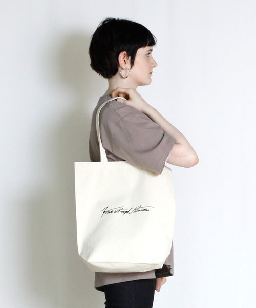 knock through abstraction(ノックスルーアブストラクション)の「【knock through abstraction/ノックスルーアブストラクション】sign logo tote/サインロゴ刺繍トート(トートバッグ・レディース・ブラック/ナチュラル/ネイビー/グレー/その他2/その他1/その他3/その他4/その他5/レッド/その他6・FREE)」の4枚目の写真
