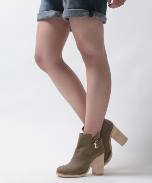 NANO universe（ナノユニバース）の「【VERY10月号掲載】NU/ベルテッドウッドヒールショートブーツ（ブーツ・レディース・ブラック/チャコールグレー/グレイッシュベージュ・36/37/38）」の3枚目の写真