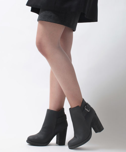 NANO universe（ナノユニバース）の「【VERY10月号掲載】NU/ベルテッドウッドヒールショートブーツ（ブーツ・レディース・ブラック/チャコールグレー/グレイッシュベージュ・36/37/38）」の2枚目の写真