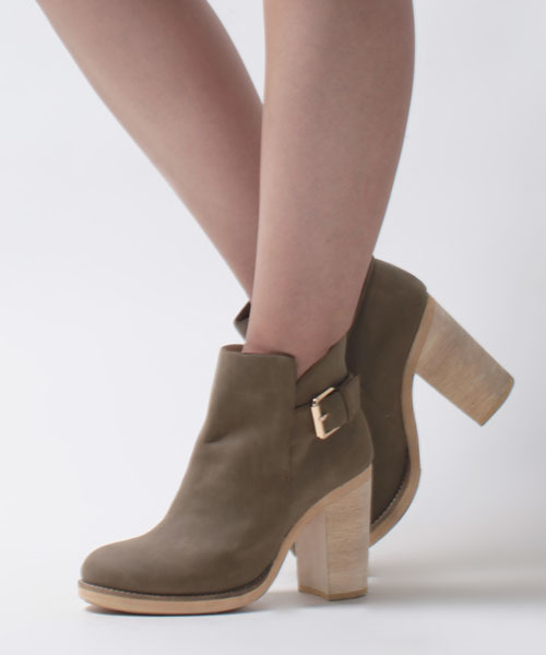 NANO universe（ナノユニバース）の「【VERY10月号掲載】NU/ベルテッドウッドヒールショートブーツ（ブーツ・レディース・ブラック/チャコールグレー/グレイッシュベージュ・36/37/38）」の10枚目の写真