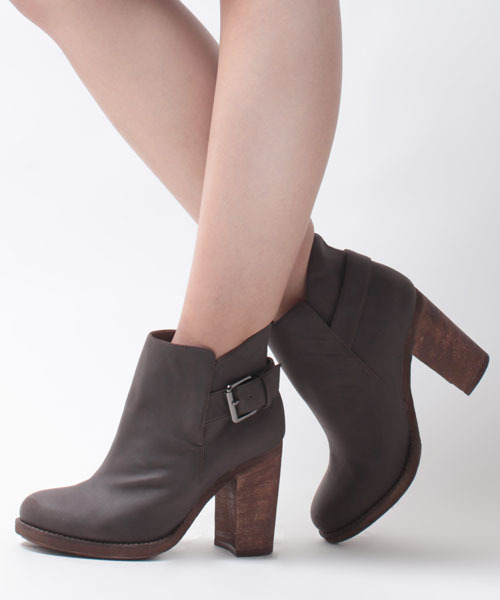 NANO universe（ナノユニバース）の「【VERY10月号掲載】NU/ベルテッドウッドヒールショートブーツ（ブーツ・レディース・ブラック/チャコールグレー/グレイッシュベージュ・36/37/38）」の11枚目の写真