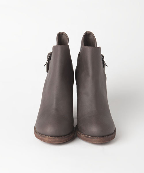 NANO universe（ナノユニバース）の「【VERY10月号掲載】NU/ベルテッドウッドヒールショートブーツ（ブーツ・レディース・ブラック/チャコールグレー/グレイッシュベージュ・36/37/38）」の4枚目の写真