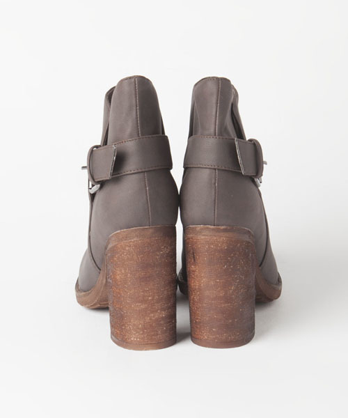 NANO universe（ナノユニバース）の「【VERY10月号掲載】NU/ベルテッドウッドヒールショートブーツ（ブーツ・レディース・ブラック/チャコールグレー/グレイッシュベージュ・36/37/38）」の6枚目の写真