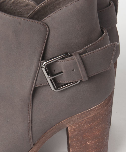 NANO universe（ナノユニバース）の「【VERY10月号掲載】NU/ベルテッドウッドヒールショートブーツ（ブーツ・レディース・ブラック/チャコールグレー/グレイッシュベージュ・36/37/38）」の7枚目の写真