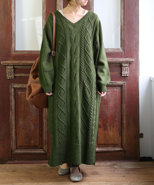 osharewalker（オシャレウォーカー）の「『アランケーブルニットワンピース』（ワンピース・レディース・ブラック/モスグリーン/プラム/アイボリー/チャコールグレー/チャコール・FREE）」の17枚目の写真