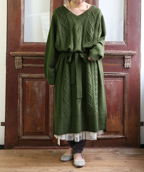 osharewalker（オシャレウォーカー）の「『アランケーブルニットワンピース』（ワンピース・レディース・ブラック/モスグリーン/プラム/アイボリー/チャコールグレー/チャコール・FREE）」の19枚目の写真