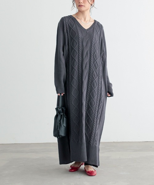 osharewalker（オシャレウォーカー）の「『アランケーブルニットワンピース』（ワンピース・レディース・ブラック/モスグリーン/プラム/アイボリー/チャコールグレー/チャコール・FREE）」の4枚目の写真