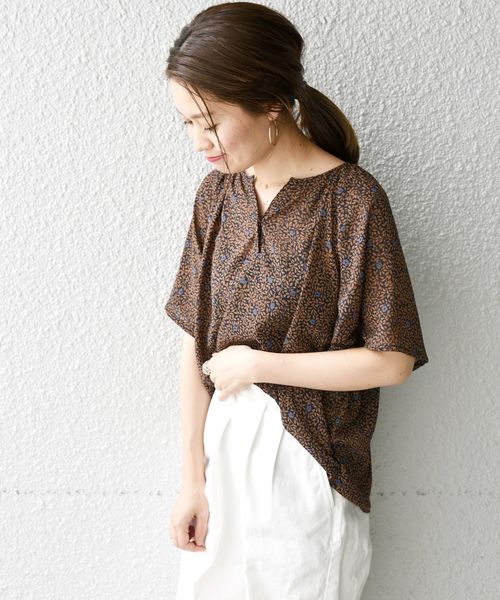 liflattie ships（リフラティ シップス）の「liflattie ships:フラワープリントギャザーブラウス（シャツ/ブラウス・レディース・ブラウン/グリーン/ナチュラル・SMALL/MEDIUM）」の10枚目の写真