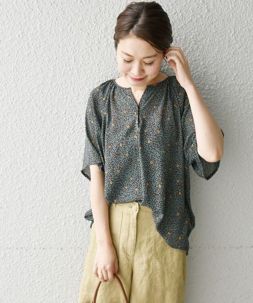 liflattie ships（リフラティ シップス）の「liflattie ships:フラワープリントギャザーブラウス（シャツ/ブラウス・レディース・ブラウン/グリーン/ナチュラル・SMALL/MEDIUM）」の8枚目の写真