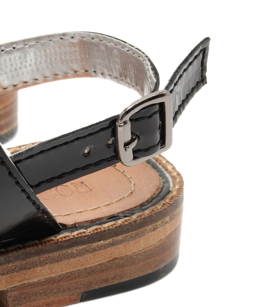 ROSE BUD(ローズバッド)の「P.D.SANDAL-03 METALIC BACK STRAP FLAT SANDAL(サンダル・レディース・ブラック/シルバー・38/37/39/36)」の6枚目の写真