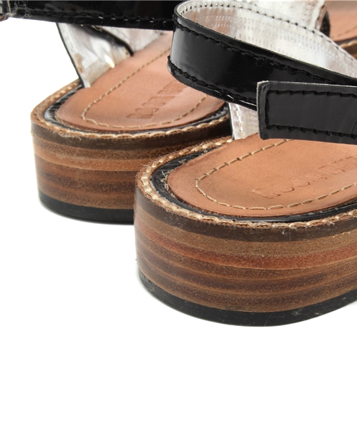 ROSE BUD(ローズバッド)の「P.D.SANDAL-03 METALIC BACK STRAP FLAT SANDAL(サンダル・レディース・ブラック/シルバー・38/37/39/36)」の5枚目の写真