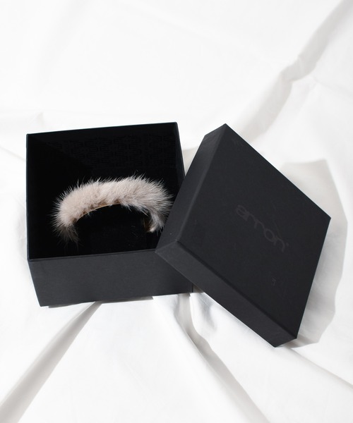 arron（アローン）の「《arron》ナローミンクファーバングル（バングル/リストバンド・レディース・ホワイト/ベージュ/グリーン・FREE）」の4枚目の写真