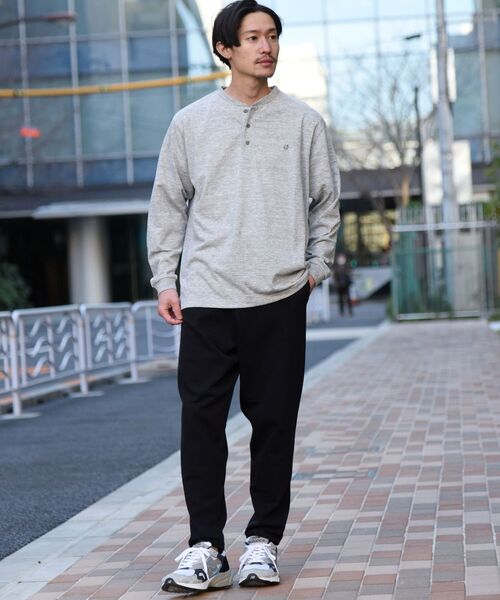 SHIPS（シップス）の「【WEB限定】SHIPS: 色褪せ防止加工 EVER COLOR（R) ワンポイント ロゴ  ヘンリーネック ロングスリーブ Tシャツ (ロンT)（Tシャツ/カットソー・メンズ・ライトグレー/グレー/ネイビー・SMALL/MEDIUM/LARGE/X-LARGE/XX-LARGE）」の5枚目の写真