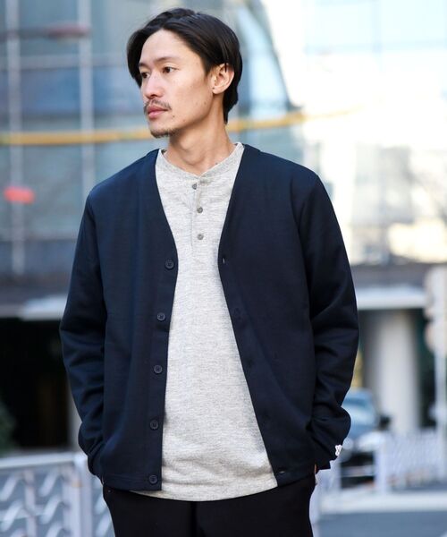 SHIPS（シップス）の「【WEB限定】SHIPS: 色褪せ防止加工 EVER COLOR（R) ワンポイント ロゴ  ヘンリーネック ロングスリーブ Tシャツ (ロンT)（Tシャツ/カットソー・メンズ・ライトグレー/グレー/ネイビー・SMALL/MEDIUM/LARGE/X-LARGE/XX-LARGE）」の7枚目の写真