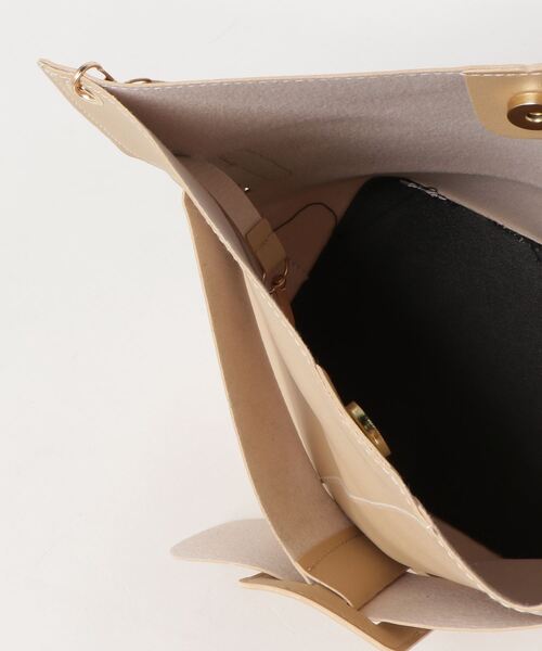 SFW（エスエフダブリュー）の「中央のベルトデザインとスティッチがエレガントなショルダーバッグ（ショルダーバッグ・レディース・ブラウン/カーキ/ブラック・FREE）」の6枚目の写真