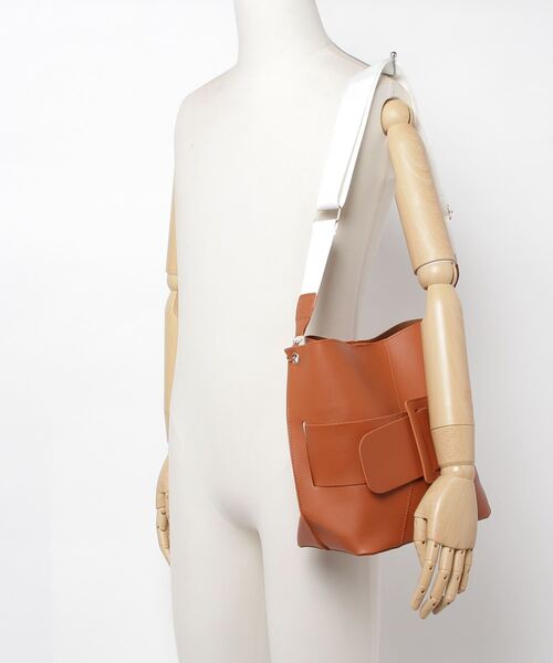 SFW（エスエフダブリュー）の「中央のベルトデザインとスティッチがエレガントなショルダーバッグ（ショルダーバッグ・レディース・ブラウン/カーキ/ブラック・FREE）」の7枚目の写真