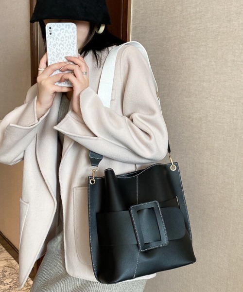 SFW（エスエフダブリュー）の「中央のベルトデザインとスティッチがエレガントなショルダーバッグ（ショルダーバッグ・レディース・ブラウン/カーキ/ブラック・FREE）」の2枚目の写真