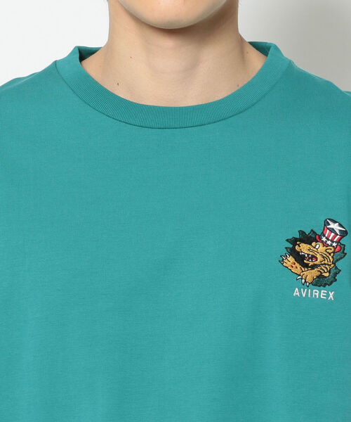 AVIREX（アヴィレックス）の「クルーネック フライングタイガー エンブロイデリー Tシャツ / SS CREW NECK FLYING TIGERS EMBROIDERY T-SHIRT（Tシャツ/カットソー・メンズ・ブラック/バーガンディー/ホワイト/エメラルド・MEDIUM/LARGE/X-LARGE/XX-LARGE）」の7枚目の写真