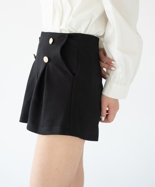 VRIA CHARME（バリアシャルム）の「デザインボタンショートパンツ（その他パンツ・レディース・ブラック/ネイビー・FREE）」の4枚目の写真