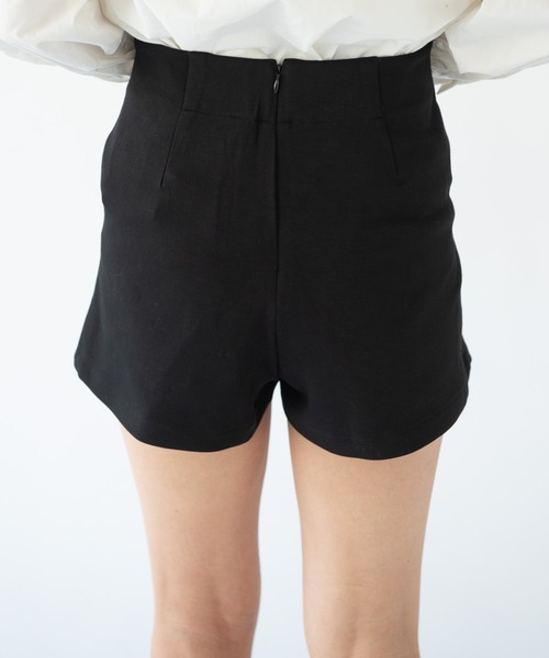 VRIA CHARME（バリアシャルム）の「デザインボタンショートパンツ（その他パンツ・レディース・ブラック/ネイビー・FREE）」の5枚目の写真