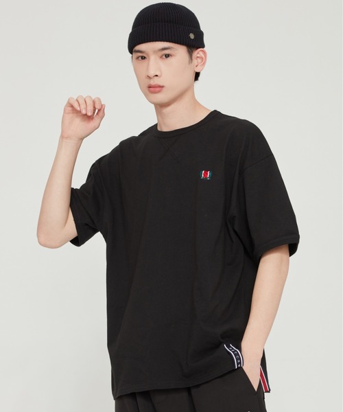 ROMANTIC CROWN(ロマンティッククラウン)の「【ROMANTIC CROWN】CEREMONY FLAG TEE / ロマンティッククラウン セレモニー テープ フラッグ Tシャツ(Tシャツ/カットソー・メンズ・ブラック/ホワイト/アイボリー・SMALL/MEDIUM/X-LARGE/LARGE)」の3枚目の写真