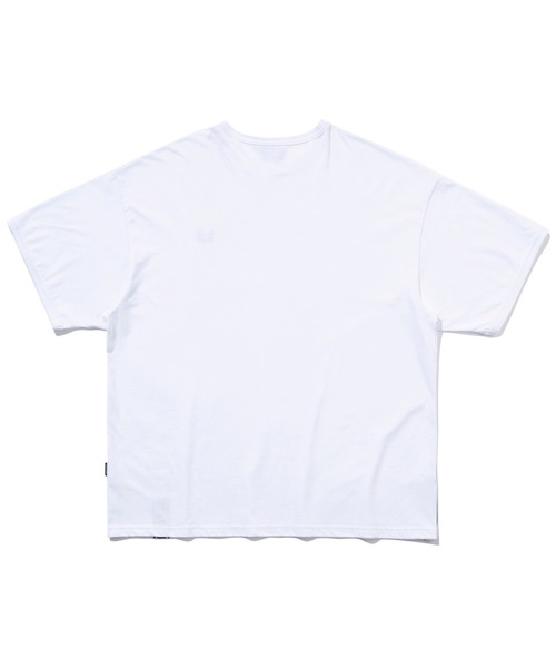 ROMANTIC CROWN(ロマンティッククラウン)の「【ROMANTIC CROWN】CEREMONY FLAG TEE / ロマンティッククラウン セレモニー テープ フラッグ Tシャツ(Tシャツ/カットソー・メンズ・ブラック/ホワイト/アイボリー・SMALL/MEDIUM/X-LARGE/LARGE)」の8枚目の写真