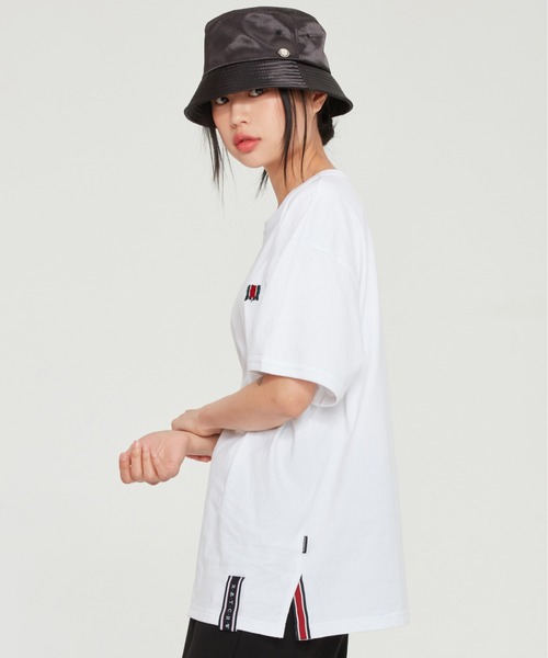 ROMANTIC CROWN(ロマンティッククラウン)の「【ROMANTIC CROWN】CEREMONY FLAG TEE / ロマンティッククラウン セレモニー テープ フラッグ Tシャツ(Tシャツ/カットソー・メンズ・ブラック/ホワイト/アイボリー・SMALL/MEDIUM/X-LARGE/LARGE)」の5枚目の写真