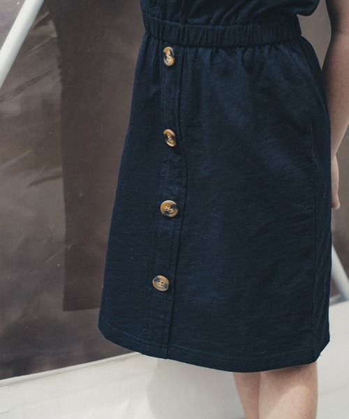 RADCHAP(ラッドチャップ)の「飾りボタンウエストゴムワンピース(ワンピース・キッズ・キャメル/ブラック・100cm/110cm/150cm/140cm/90cm/120cm/130cm)」の7枚目の写真