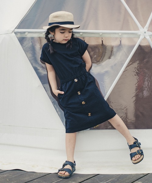 RADCHAP(ラッドチャップ)の「飾りボタンウエストゴムワンピース(ワンピース・キッズ・キャメル/ブラック・100cm/110cm/150cm/140cm/90cm/120cm/130cm)」の9枚目の写真