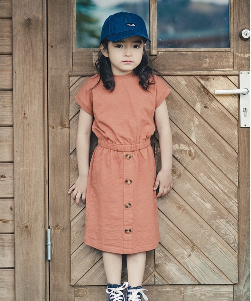 RADCHAP(ラッドチャップ)の「飾りボタンウエストゴムワンピース(ワンピース・キッズ・キャメル/ブラック・100cm/110cm/150cm/140cm/90cm/120cm/130cm)」の3枚目の写真