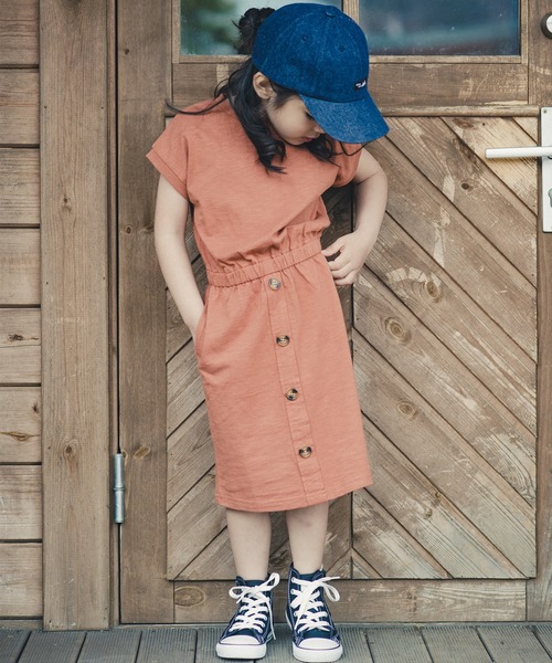 RADCHAP(ラッドチャップ)の「飾りボタンウエストゴムワンピース(ワンピース・キッズ・キャメル/ブラック・100cm/110cm/150cm/140cm/90cm/120cm/130cm)」の4枚目の写真