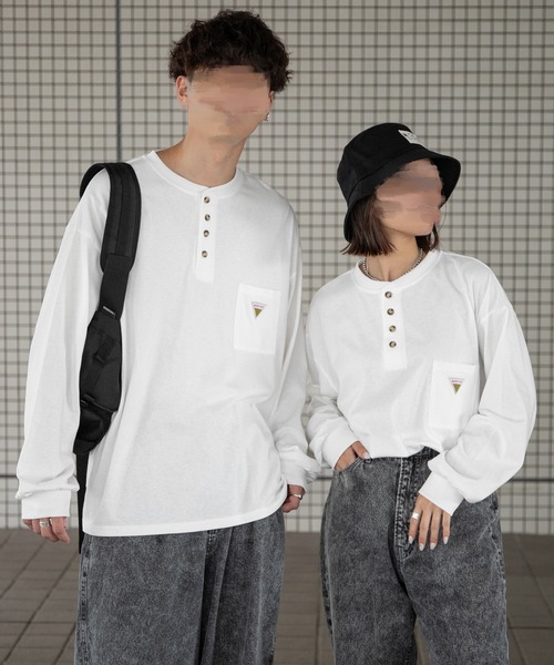 PairPair（ペアペア）の「ワッペン付きヘンリーネックロンT(ユニセックス)（Tシャツ/カットソー・メンズ・オフホワイト/ブルー/グリーン/スミクロ・MEDIUM/LARGE）」の2枚目の写真