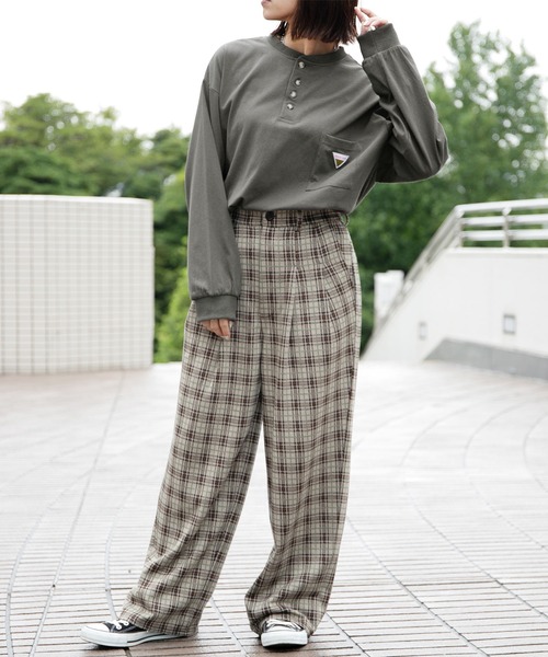 PairPair（ペアペア）の「ワッペン付きヘンリーネックロンT(ユニセックス)（Tシャツ/カットソー・メンズ・オフホワイト/ブルー/グリーン/スミクロ・MEDIUM/LARGE）」の16枚目の写真