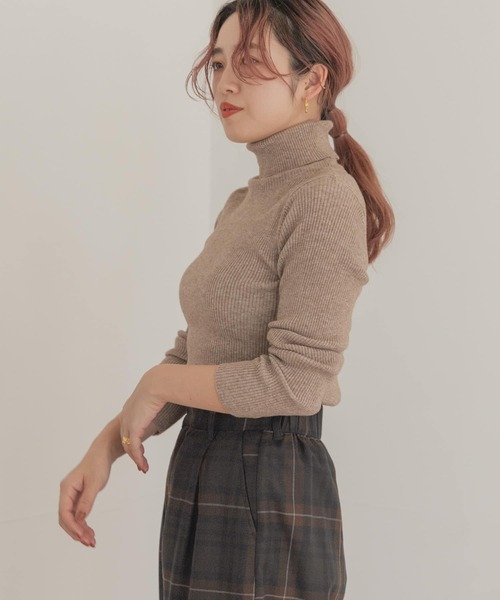 ITEMS URBANRESEARCH(アイテムズ アーバンリサーチ)の「モチモチタートルネックニット(ニット/セーター・レディース・スミクロ/カーキ/グレー/ベージュ・FREE)」の3枚目の写真