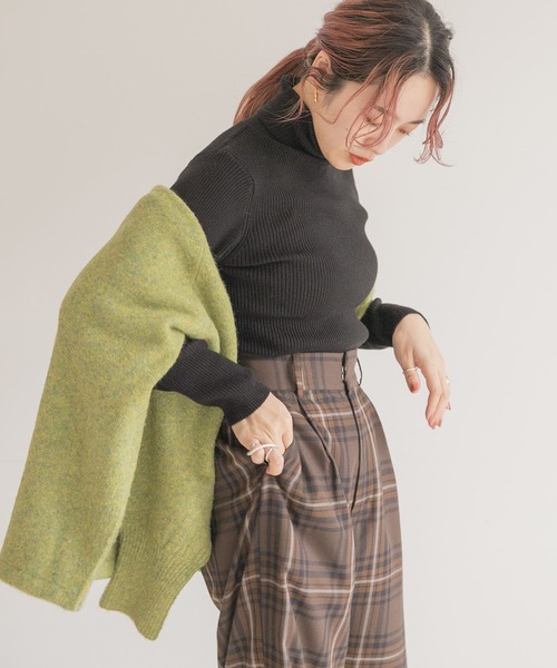 ITEMS URBANRESEARCH(アイテムズ アーバンリサーチ)の「モチモチタートルネックニット(ニット/セーター・レディース・スミクロ/カーキ/グレー/ベージュ・FREE)」の17枚目の写真