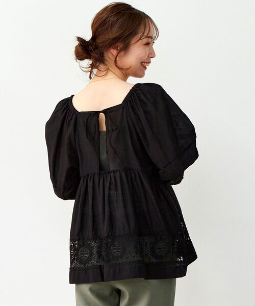 le.coeur blanc（ルクールブラン）の「フラワーレースコットンギャザーブラウス（シャツ/ブラウス・レディース・オフホワイト/ブラック・38）」の2枚目の写真