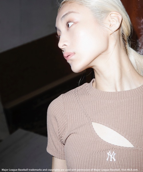 BACK TO THE FIELD（バック トゥー ザ フィールド）の「【MLB】変形バストオープンリブトップス（Tシャツ/カットソー・レディース・キャメル/グリーン/ブラック・FREE）」の11枚目の写真